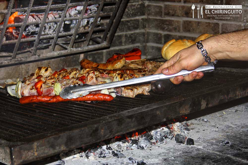 Carnes y pinchos sobre las brasas de El Chiringuito en Firgas